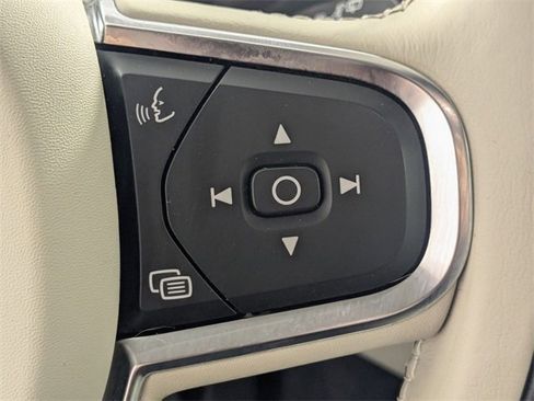 Used 2021 Volvo XC60 T5 Momentum w/ Protection Package Premier image 17