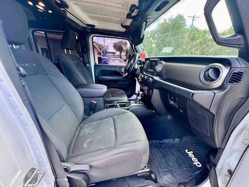 Used 2019 Jeep Wrangler Unlimited Sahara AWD/4WD image 15