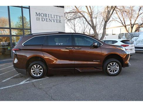 Used 2022 Toyota Sienna XLE w/ XLE Plus Package image 5