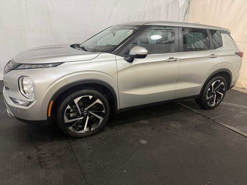 Used 2023 Mitsubishi Outlander SE image 2