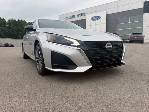 Used 2024 Nissan Altima 2.5 SV FWD image 4