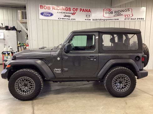 Used 2018 Jeep Wrangler Sport image 2