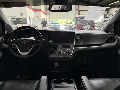 Used 2019 Toyota Sienna SE Premium FWD image 19