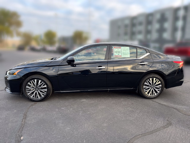 Used 2025 Nissan Altima 2.5 SV FWD image 2