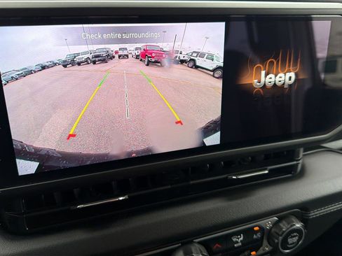 Used 2025 Jeep Wrangler Unlimited Rubicon image 26