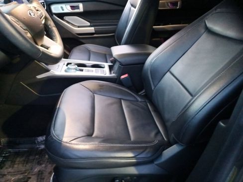 Used 2023 Ford Explorer Limited w/ Limited Technology Package image 19