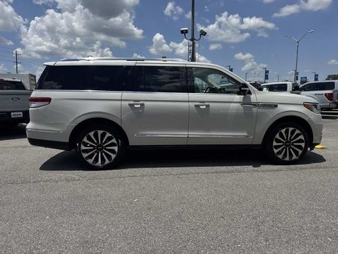 Used 2023 Lincoln Navigator L Reserve AWD/4WD image 4