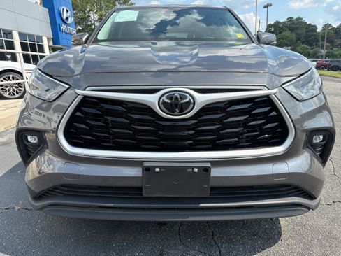 Used 2024 Toyota Highlander LE FWD image 6