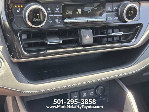 Used 2021 Toyota Highlander XLE FWD image 21