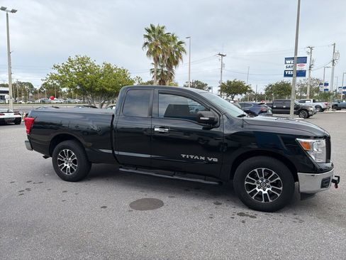Used 2019 Nissan Titan SV image 3