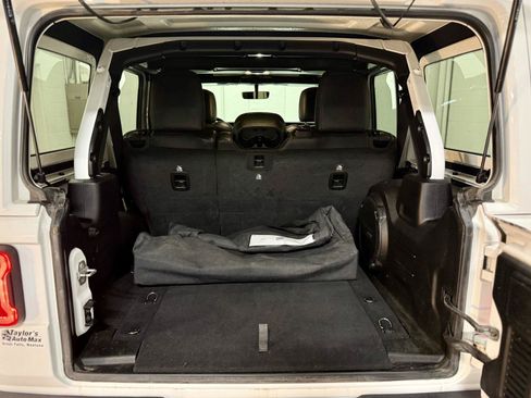 Used 2019 Jeep Wrangler Unlimited Sahara w/ Uconnect 4C Nav & Sound Group AWD/4WD image 34