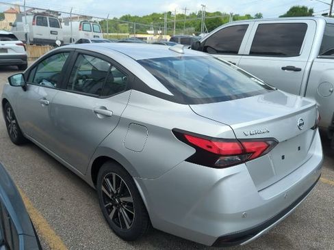 Used 2021 Nissan Versa SV FWD image 3