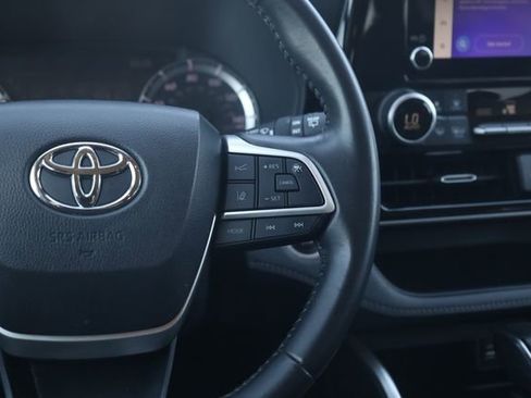 Used 2024 Toyota Highlander LE AWD/4WD image 12