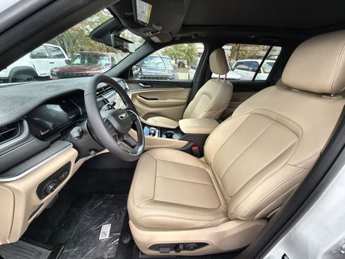 New 2025 Jeep Grand Cherokee Limited w/ Luxury Tech Group II image 13