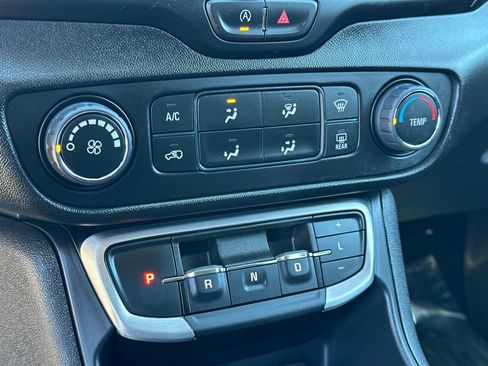 Used 2024 GMC Terrain SLE image 30