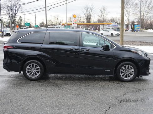 Used 2021 Toyota Sienna LE image 17