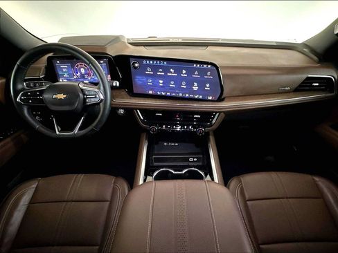 Used 2025 Chevrolet Suburban High Country w/ Sun And Tow Package RWD image 17