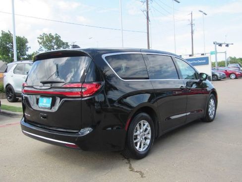 Used 2024 Chrysler Pacifica Touring-L image 7
