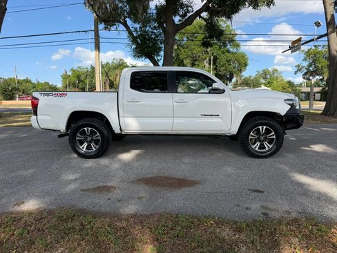 Used 2019 Toyota Tacoma TRD Sport w/ Technology Package AWD/4WD image 4