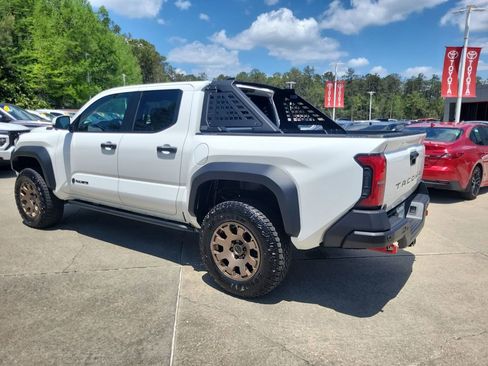 Used 2025 Toyota Tacoma Trailhunter AWD/4WD image 3