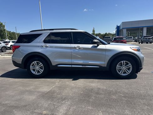 Used 2022 Ford Explorer XLT RWD image 8