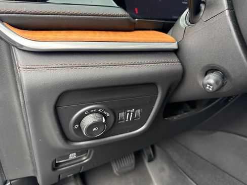Used 2023 Jeep Grand Cherokee Summit AWD/4WD image 9