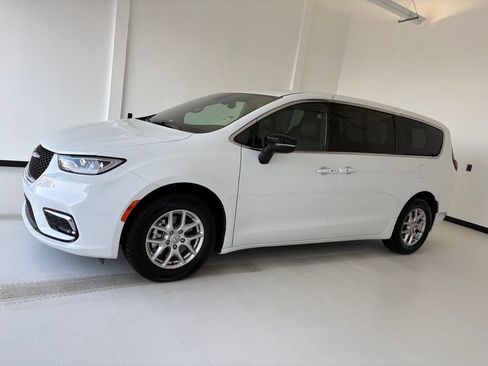 Used 2025 Chrysler Pacifica Select FWD image 19