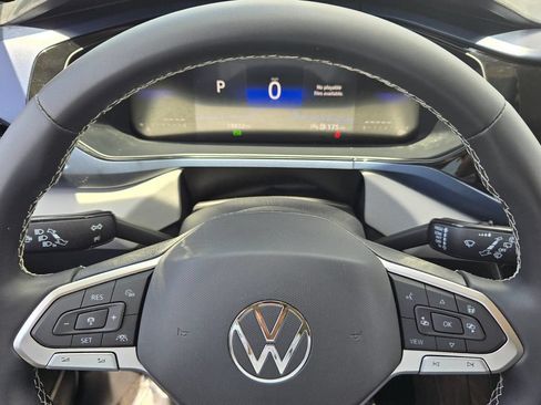 Certified 2023 Volkswagen Taos SE w/ Black Wheel Package FWD image 23