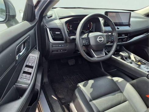 Used 2025 Nissan Rogue SL w/ Tech Package FWD image 8