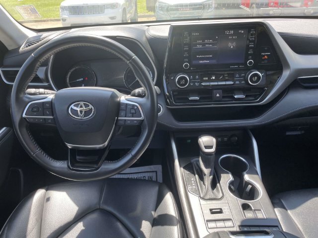 Used 2021 Toyota Highlander XLE AWD/4WD image 14
