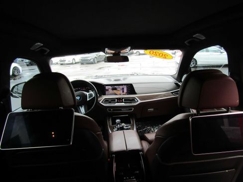 Used 2020 BMW X7 M50i w/ Dynamic Handling Package image 32
