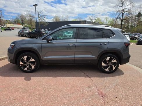 Used 2025 Volkswagen Taos SE AWD/4WD image 2
