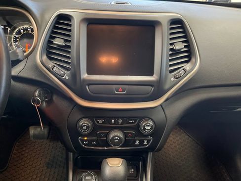 Used 2017 Jeep Cherokee Latitude w/ Cold Weather Group AWD/4WD image 19