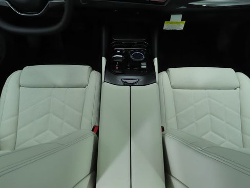 Certified 2025 BMW 530i w/ Premium Package image 18