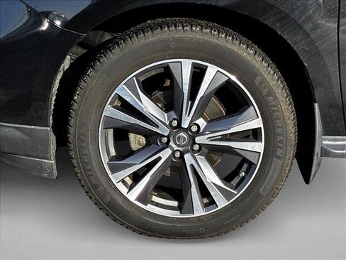 Used 2017 Nissan Pathfinder Platinum w/ Family Entertainment Package image 9