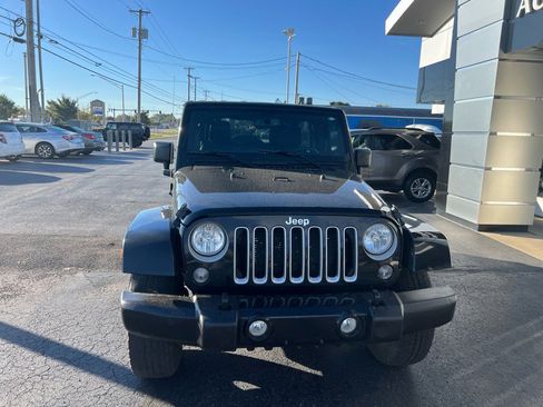 Used 2018 Jeep Wrangler Unlimited Sahara w/ Dual Top Group image 8