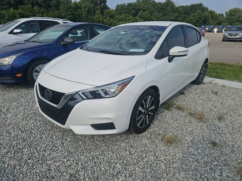 Used 2020 Nissan Versa SV FWD image 3