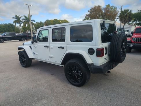 Used 2025 Jeep Wrangler Unlimited Sahara w/ Safety Group image 8