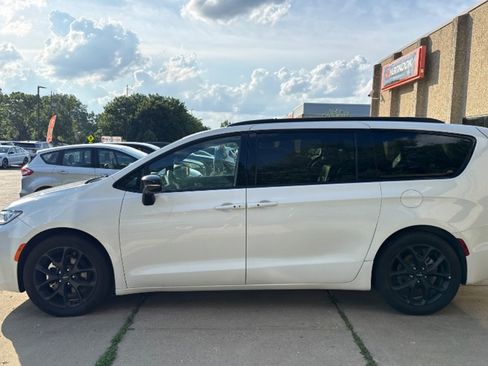 Used 2025 Chrysler Pacifica Limited FWD image 21