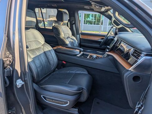 Used 2022 Jeep Grand Wagoneer Series III w/ Rear Seat Video Group 1 AWD/4WD image 19