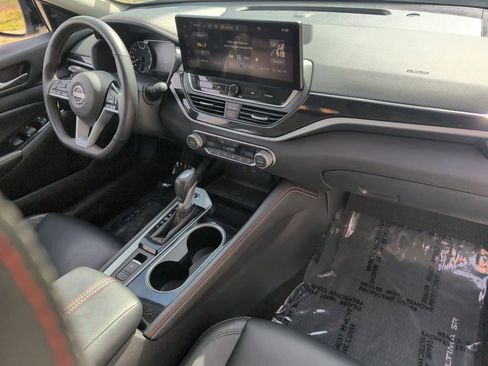 Used 2025 Nissan Altima 2.5 SR w/ SR Premium Package AWD/4WD image 31