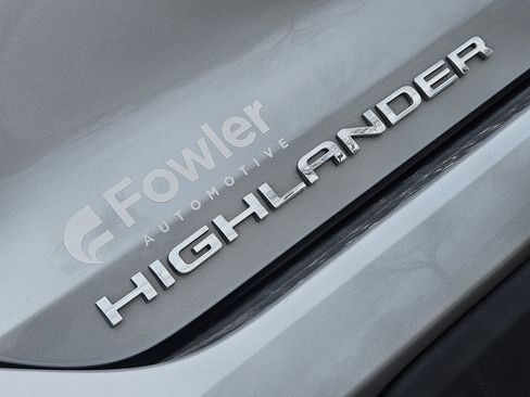 Used 2023 Toyota Highlander LE image 9