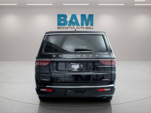 Used 2023 Jeep Wagoneer Series II AWD/4WD image 4