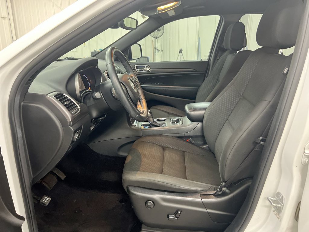 Used 2018 Jeep Grand Cherokee Laredo AWD/4WD image 19