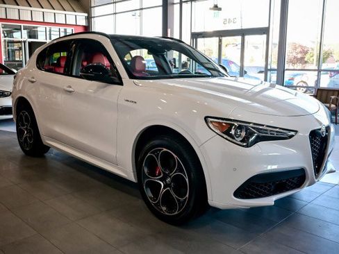 Used 2023 Alfa Romeo Stelvio Veloce image 4