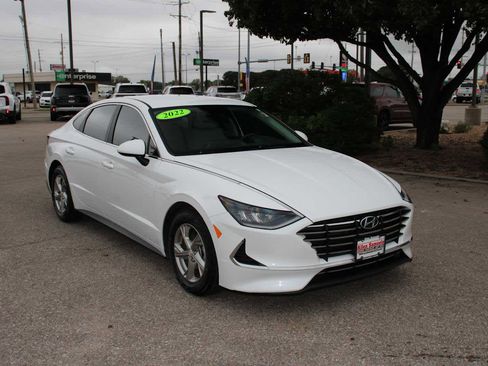 Used 2022 Hyundai Sonata SE w/ Preferred Accessory Package image 2