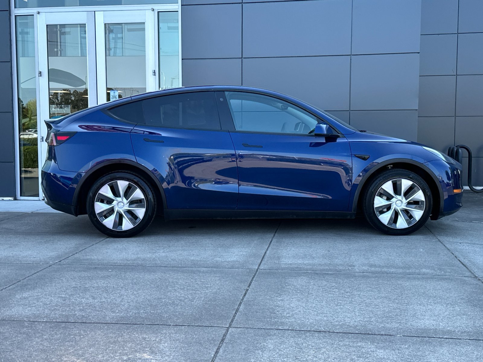 Used 2022 Tesla Model Y Long Range AWD/4WD image 3