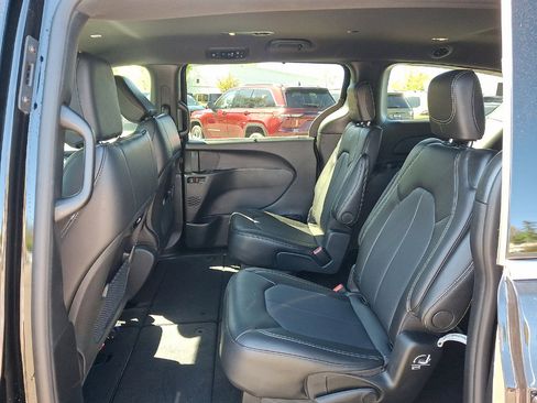 Certified 2025 Chrysler Pacifica Select AWD/4WD image 12