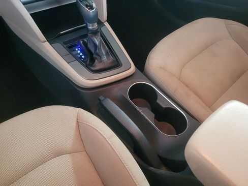 Used 2018 Hyundai Elantra SE image 26