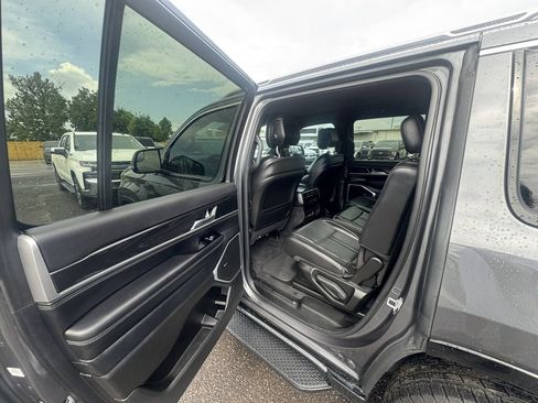 Used 2022 Jeep Wagoneer Series I w/ Premium Group I AWD/4WD image 10